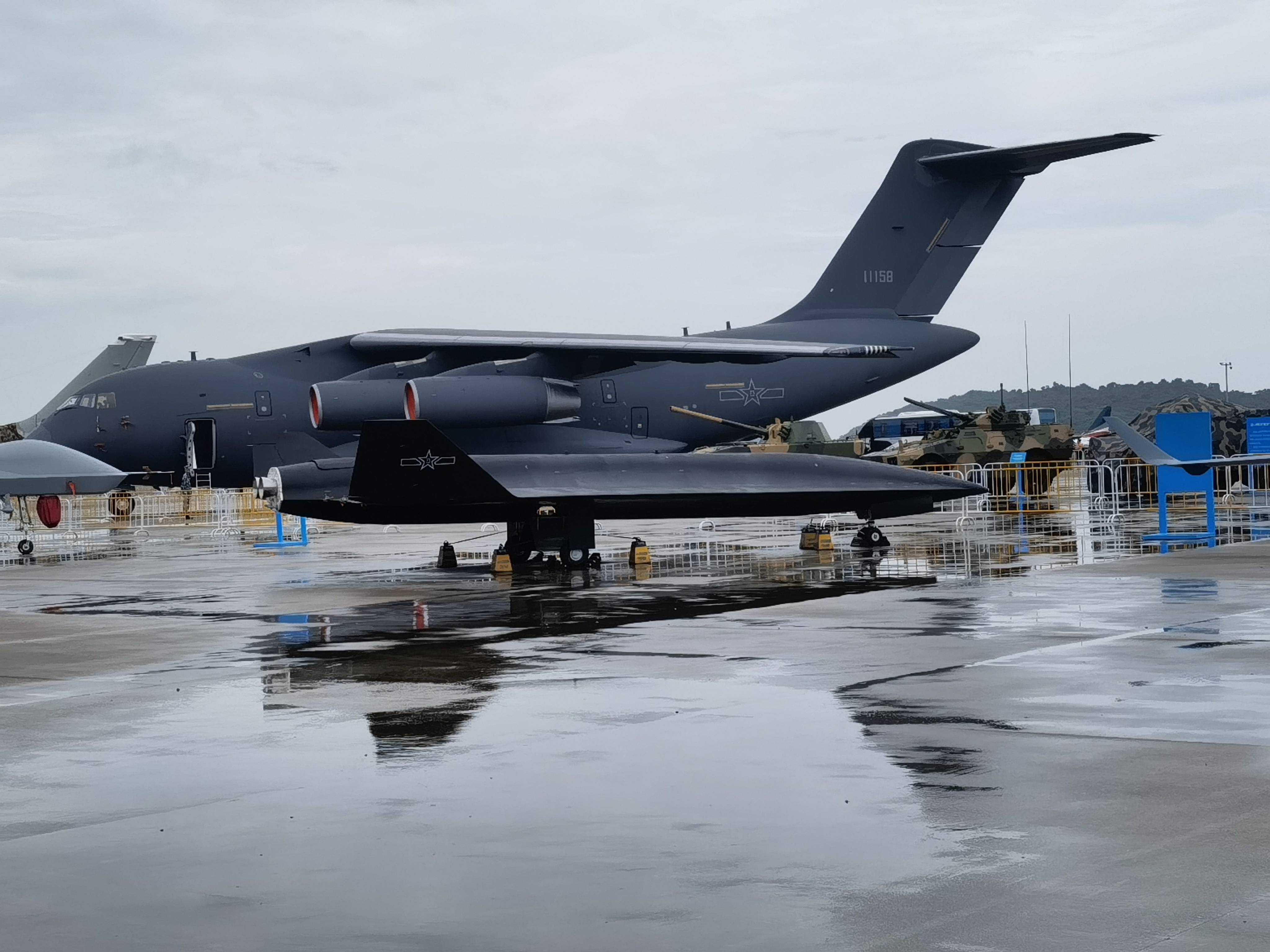 无侦-8和运-20"合影"