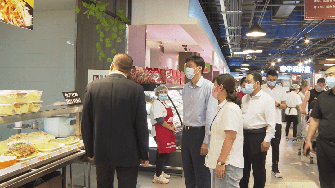 政府县长武彦斌调研指导商场超市节日安全生产和市场保供工作