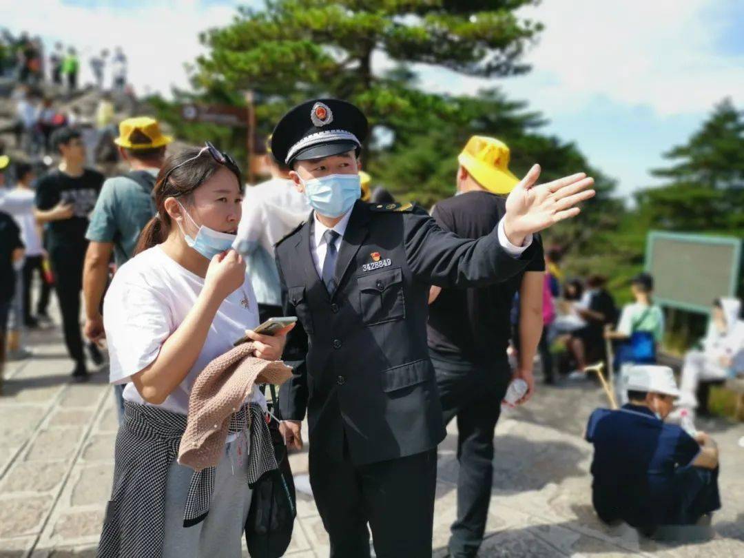 张永苗 摄 景区各行各业开展迎客松党群志愿服务.