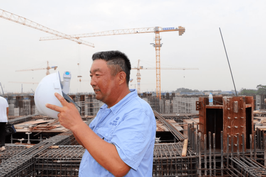 国庆施工不停12000余名湖杭铁路建设者在工地为祖国庆生