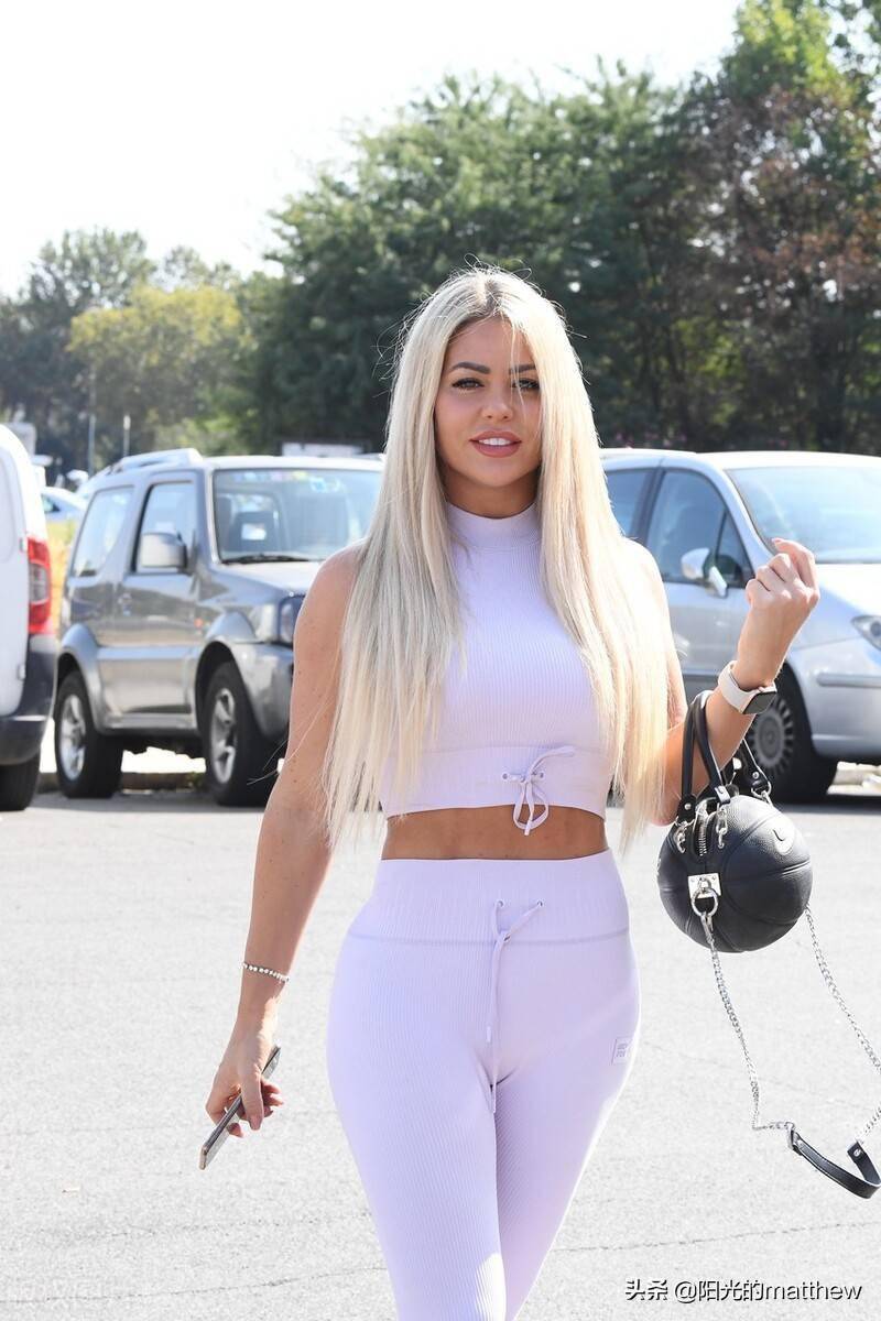 碧安卡加斯科因一身白色紧身衣勾勒曼妙身姿球形手提包设计别致