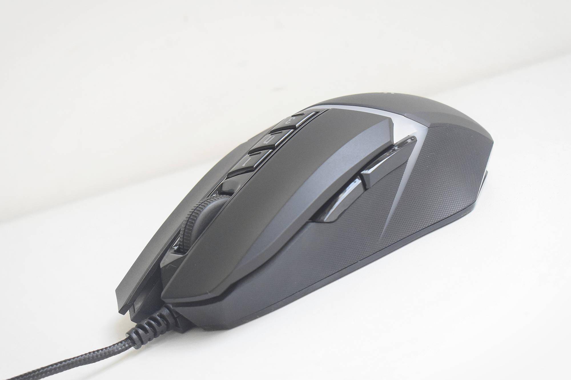 电竞玩家的"屠龙"利刃!血手幽灵v8m pro游戏鼠标体验