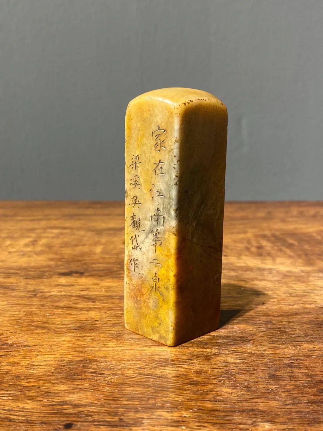 端庄,边款"吳觀岱"所指的是近现代知名画家吴观岱(1862╠1929)名宗泰