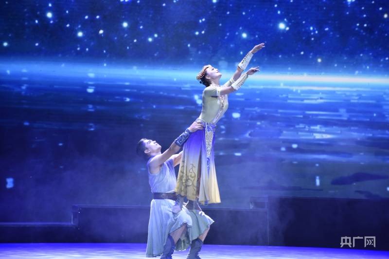 大型歌舞剧《爱在达瓦昆》在岳普湖县首映