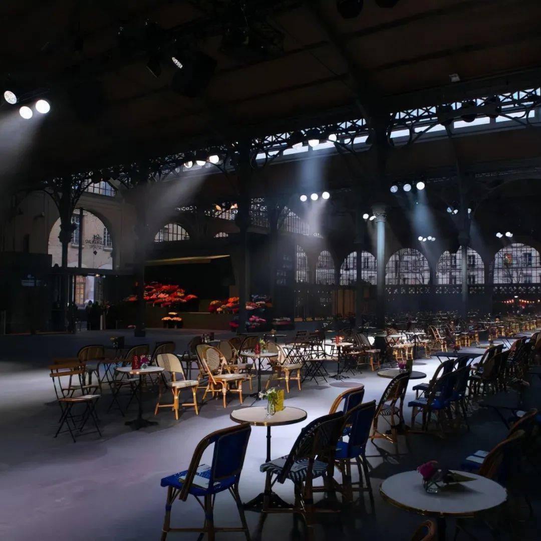 廓形 Valentino 2022 春季系列发布，刺绣、蕾丝、印花…… 尽显高级！