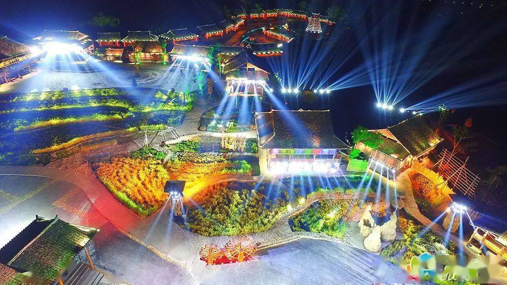 国庆长假第二天融水双龙沟梦呜苗寨景区备受游客热捧