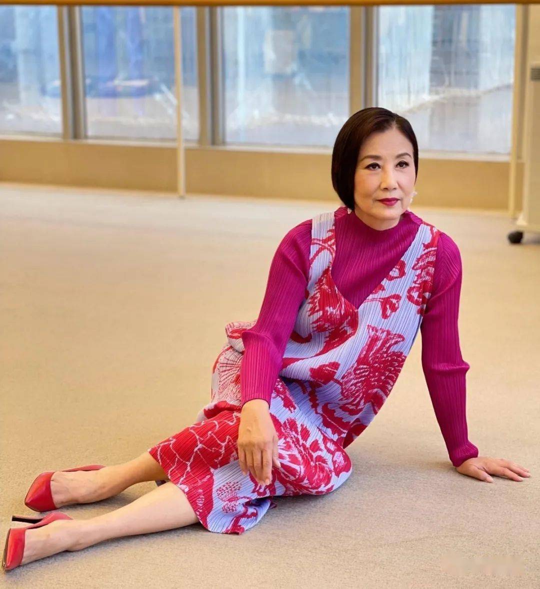 汪明荃73岁依旧美艳感十足玫红色裙装穿出精致女人味儿