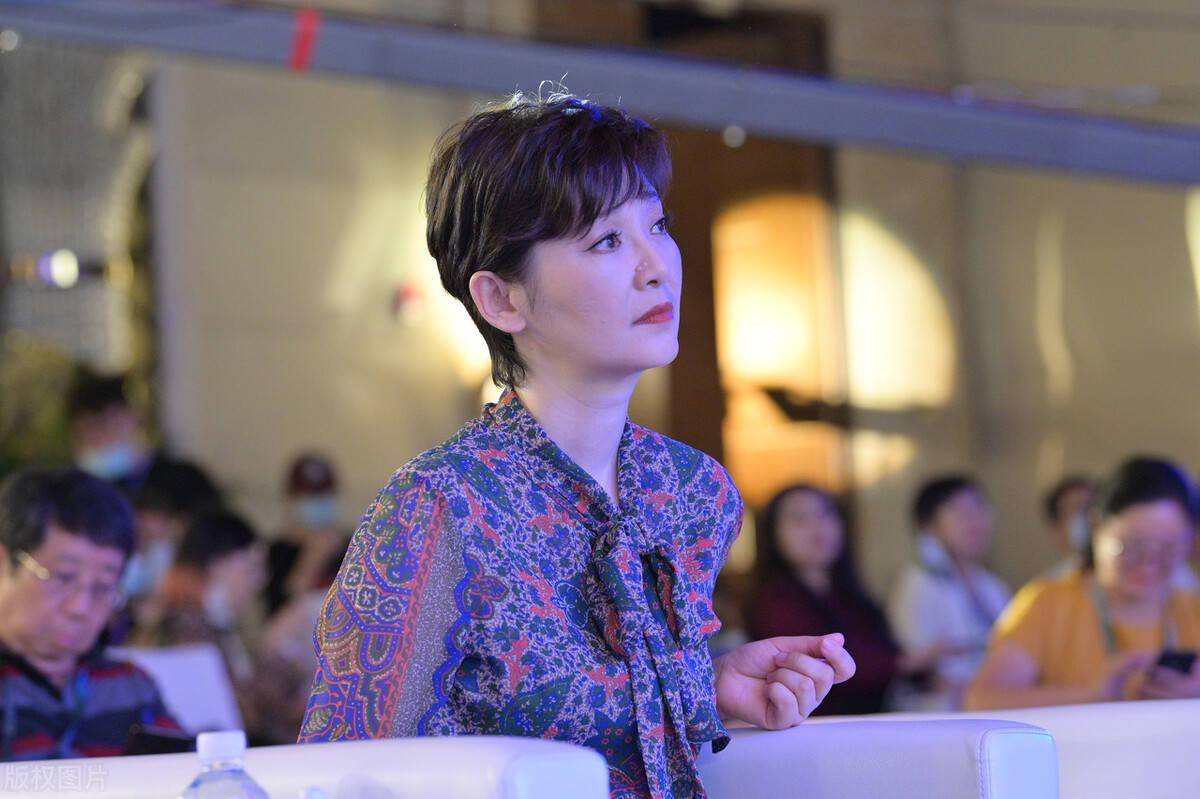 53岁的徐帆剪了短发后不仅显得年轻气质也更好连脸都小了不少