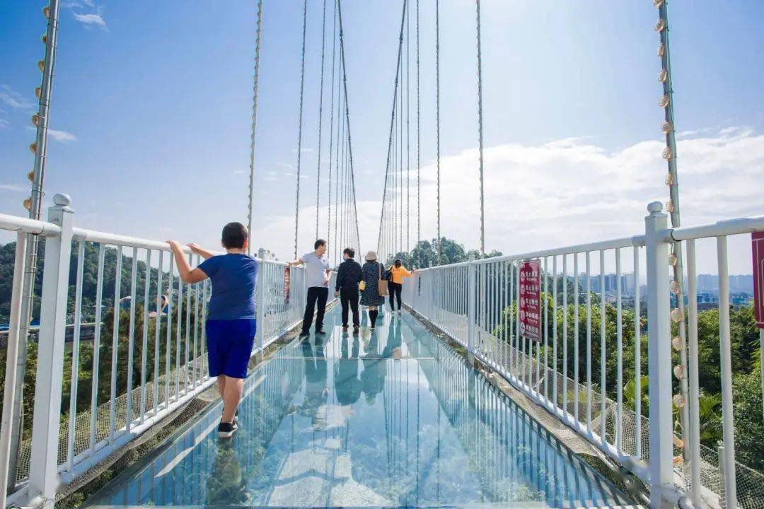 畅享国庆欢乐假期,低至699元抢东莞隐贤山庄酒店玻璃桥2大2小家庭套餐