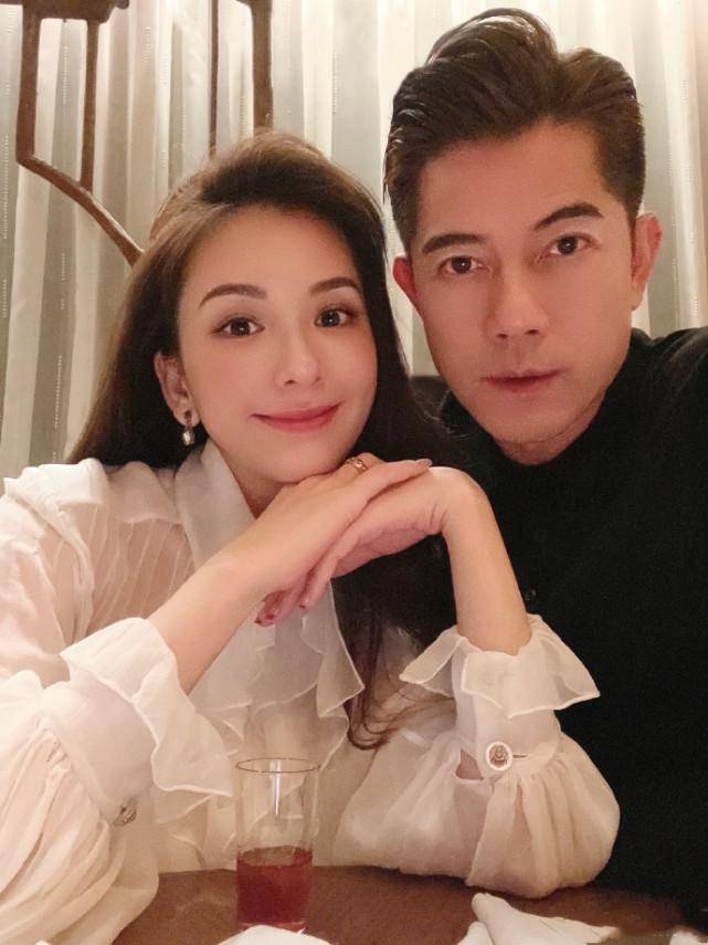 郭富城 真人芭比？郭富城老婆方媛晒party穿搭，着粉色抹胸裙大秀身材被赞