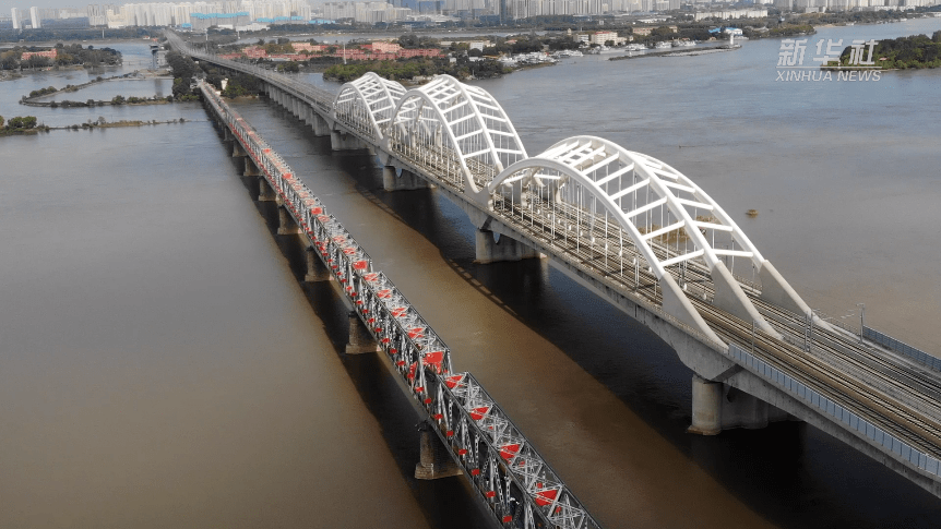 打卡! 500余面国旗扮靓国庆"祝福桥"