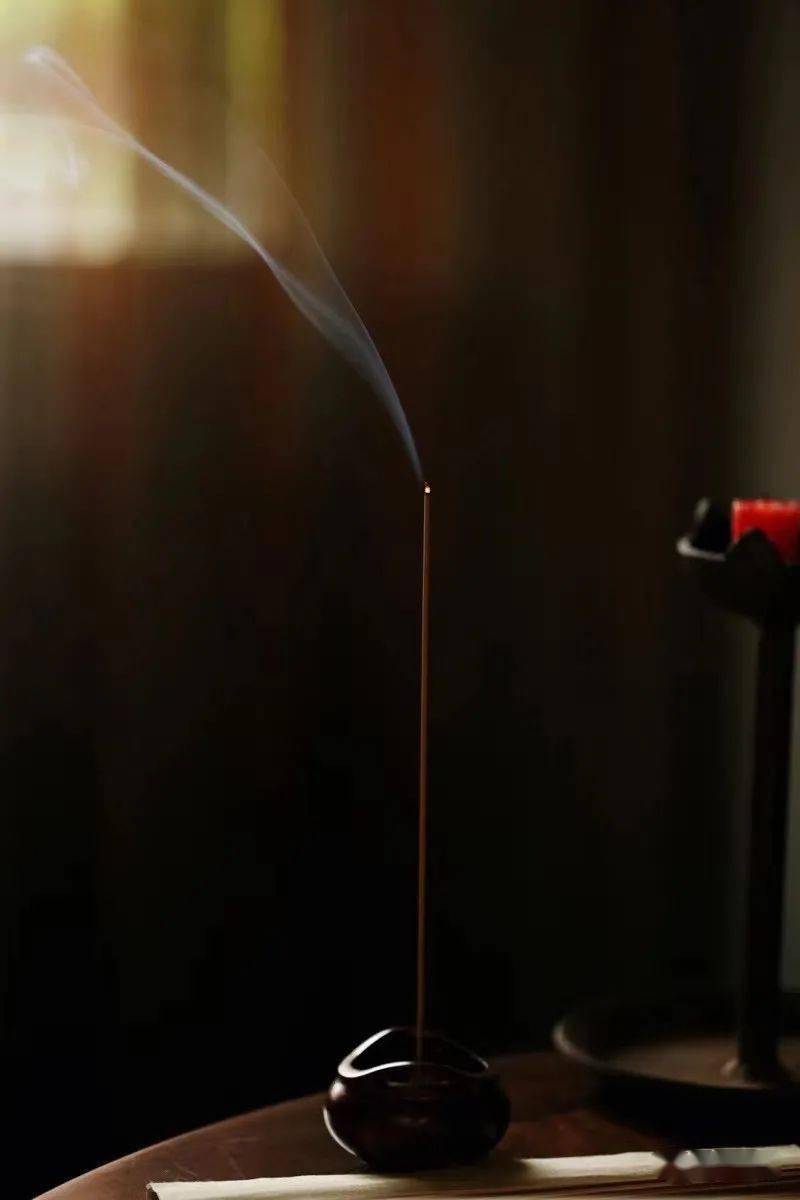 天然的线香,因为用料单一,纯粹,在点燃之后,燃烧的会比较彻底,燃烧后