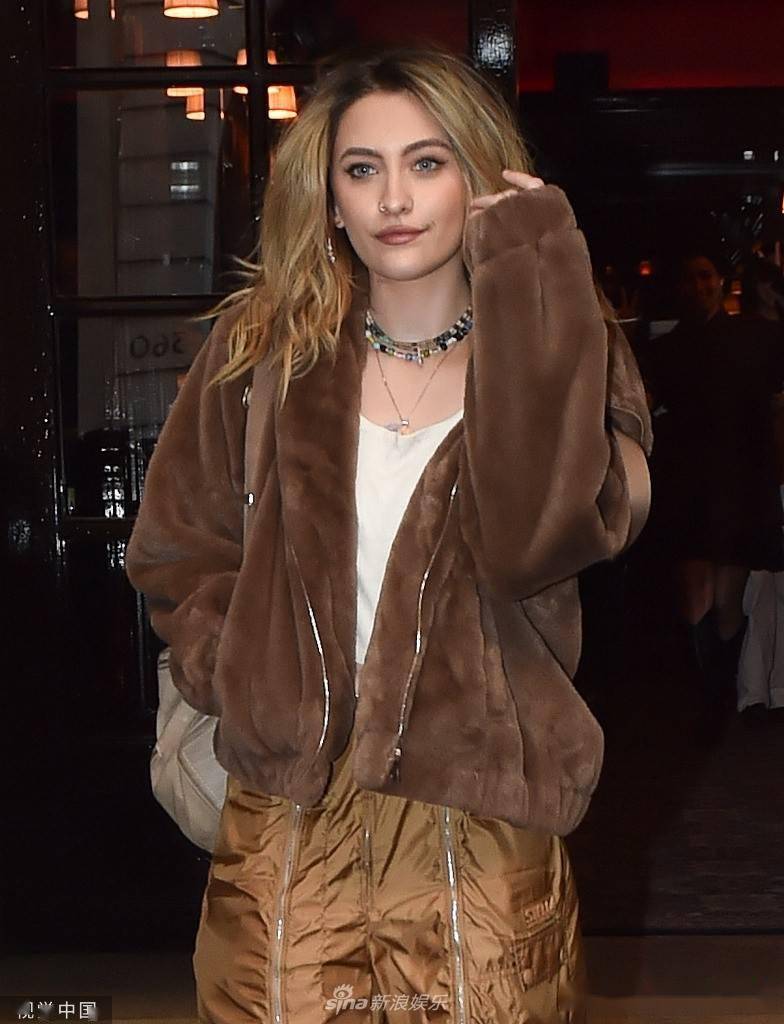 10月4日,巴黎,帕丽斯·杰克逊(paris jackson)现身街头,她一头金发
