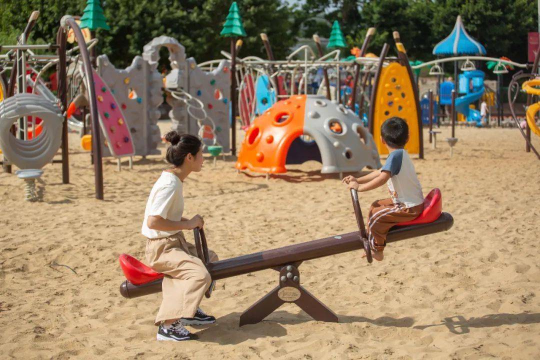 在8000多平米的沙滩游乐场里,城堡式滑滑梯,攀岩滑索,秋千跷跷板,还有