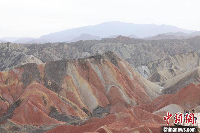甘肃张掖丹霞地貌 破晓时分观日出游客排长队 旦增