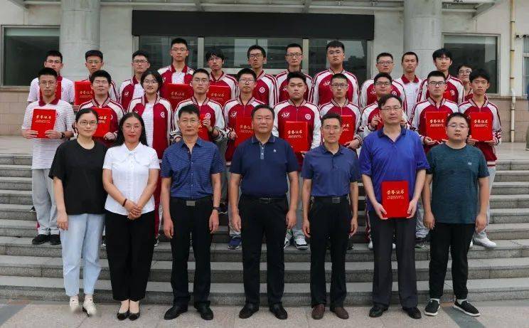 校长尚洪兵致辞副校长葛坦花宣读表彰决定近年来,日照一中校高度重视