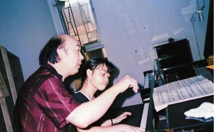 但昭义谈爱徒李云迪最初的弹奏错音明显陈萨比赛前给她塞纸条