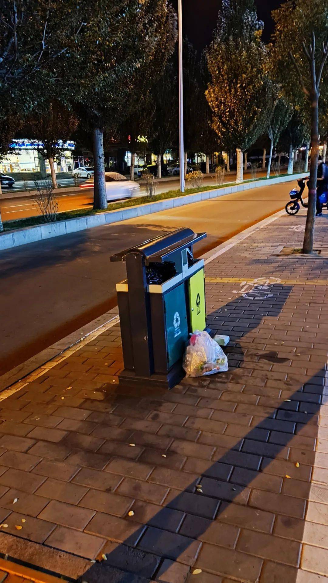 在夜间街边散步时发现很多垃圾箱外堆放着垃圾|垃圾扔桶里 文明不差这