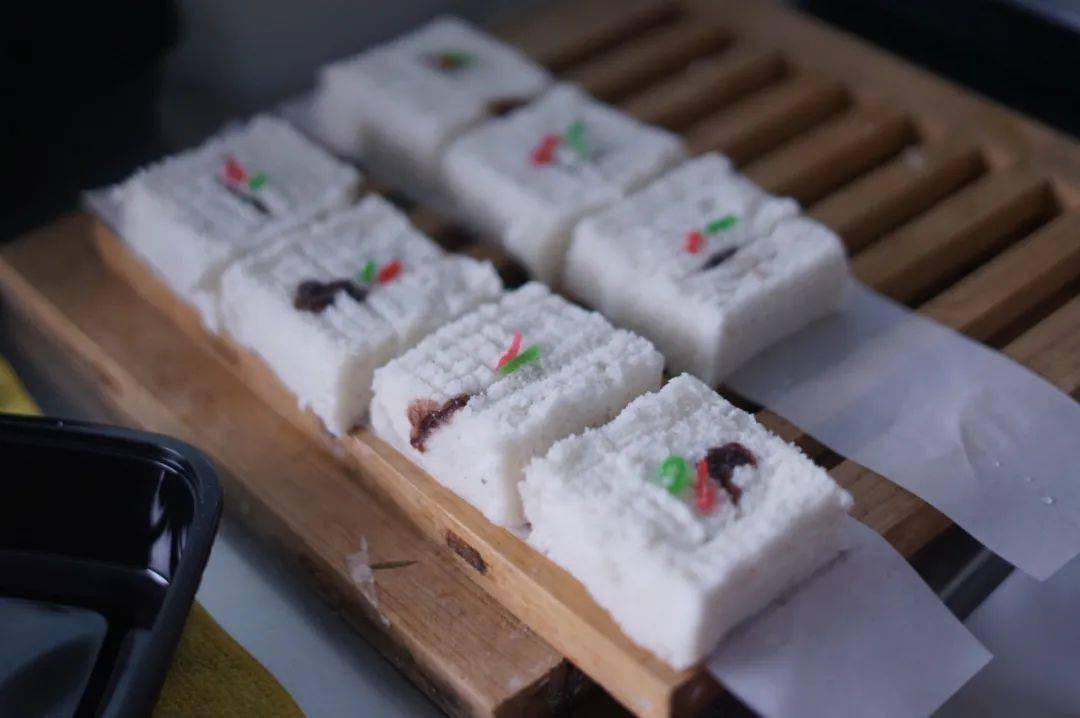 【地址:海宁市盐官景区中新路180号】眼镜糕:90后夫妻传承老手艺早上9