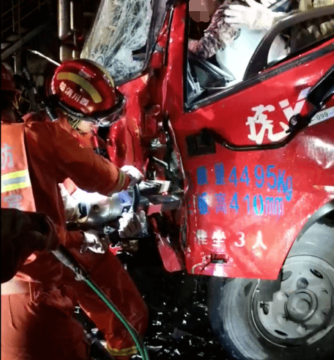 宜宾发生一起车祸!车头严重变形!驾驶员被困…_珙县