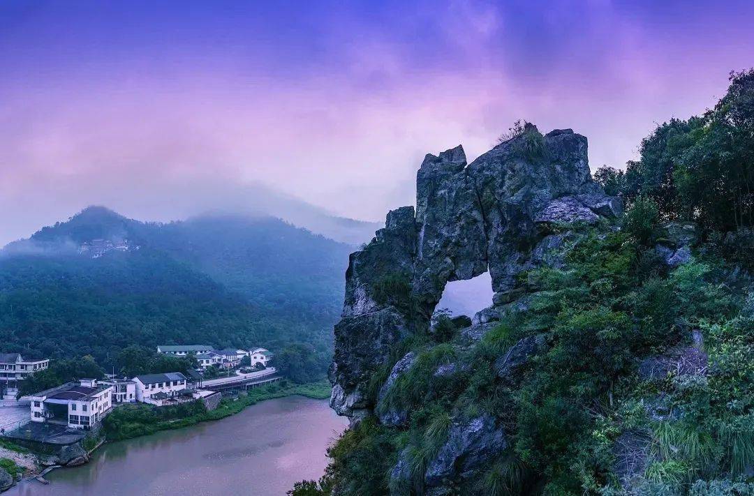 南雁荡山为国家级风景名胜区,国家aaaa级旅游景区,位于平阳县西部,距