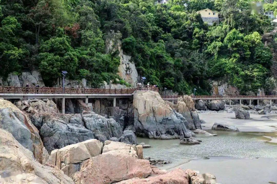 西湾栈道西湾金沙滩西湾景区位于平阳县的东南部,东临东海,南濒鳌江口