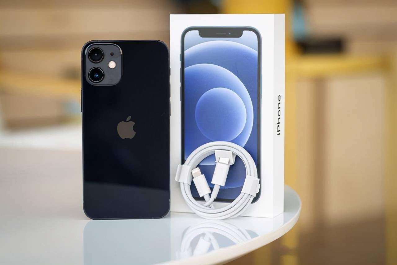 随着智能手机的发展,现如今小屏手机的市场越来越小,但依然有部分发烧