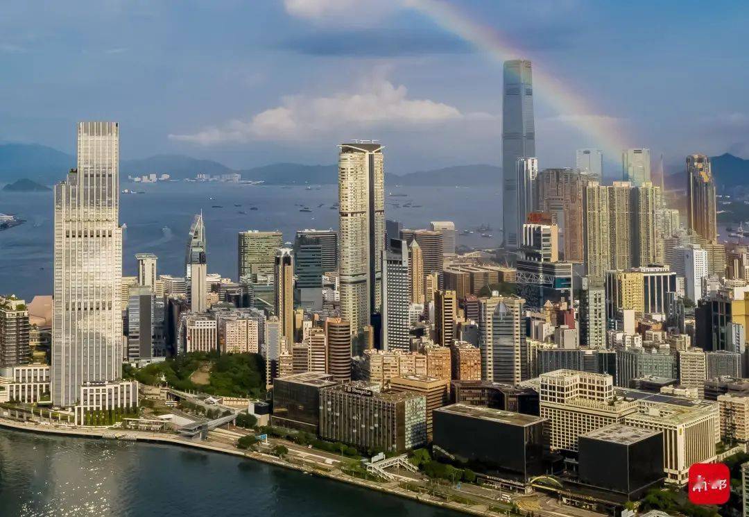 一道彩虹浮现在香港尖沙咀上空.南都拍客 林军 摄于2021年9月5日