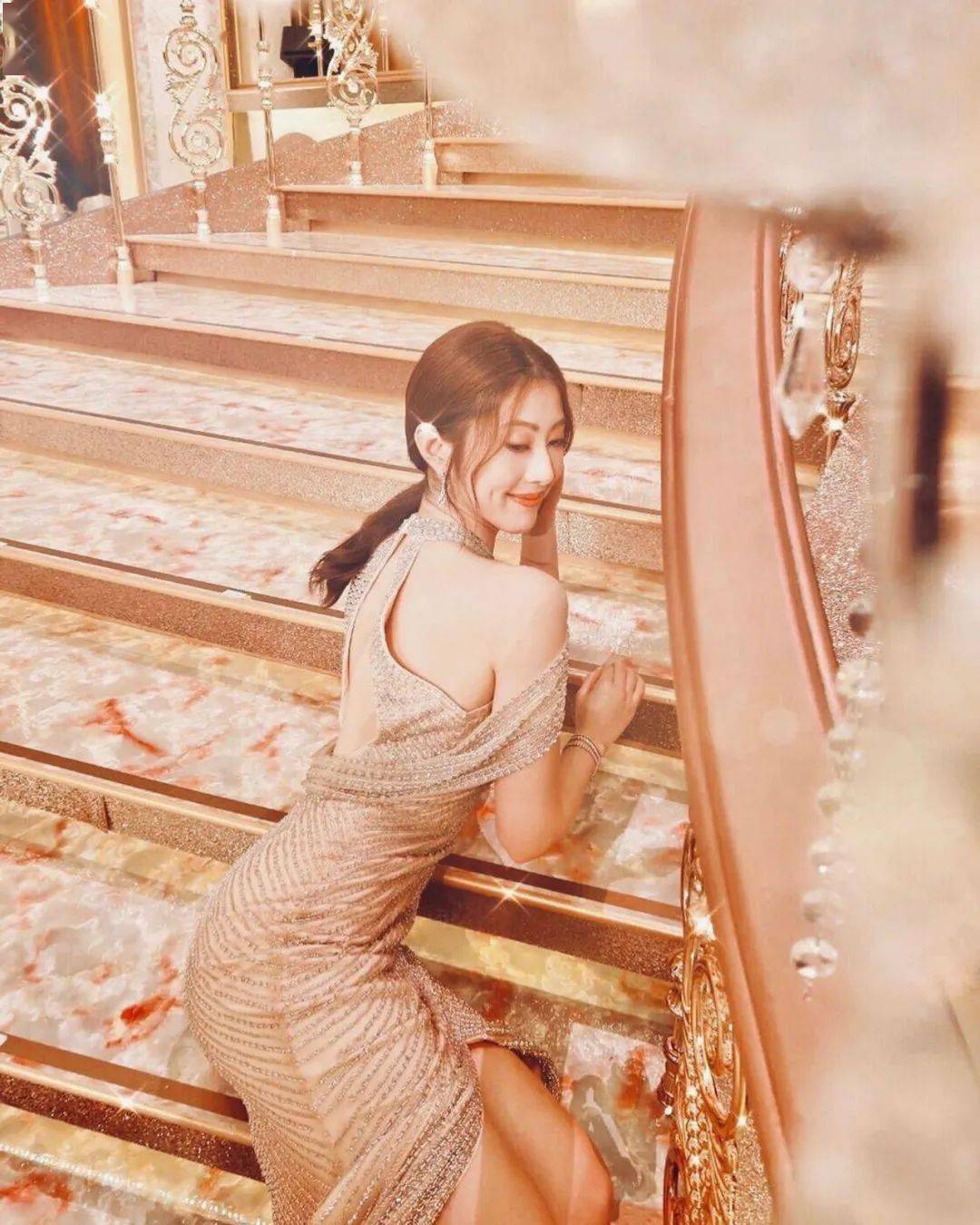 出入游艇,晒豪宅!_谢芷伦