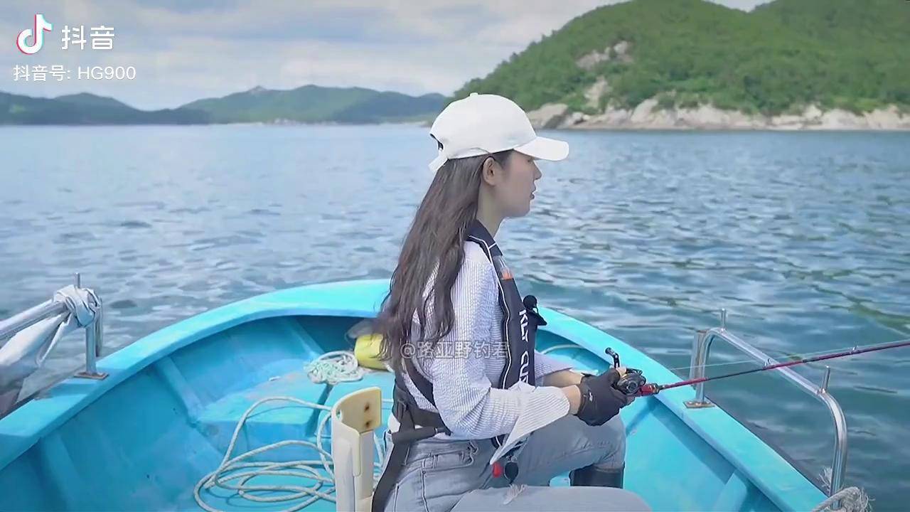 韩国路亚女钓手安贞恩钓鱼的时候大家不要来围观小心拳打脚踢把踹下水