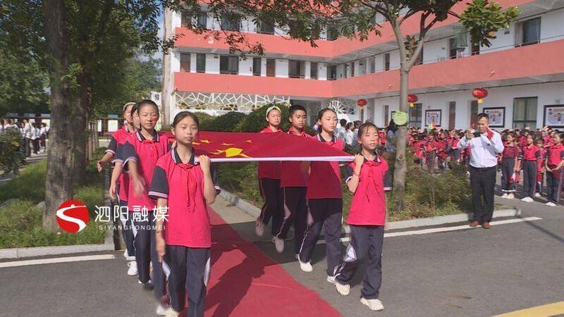 泗阳县新袁镇小学少先队员 伏璇:在祖国生日这一天,作为升旗手,升起了