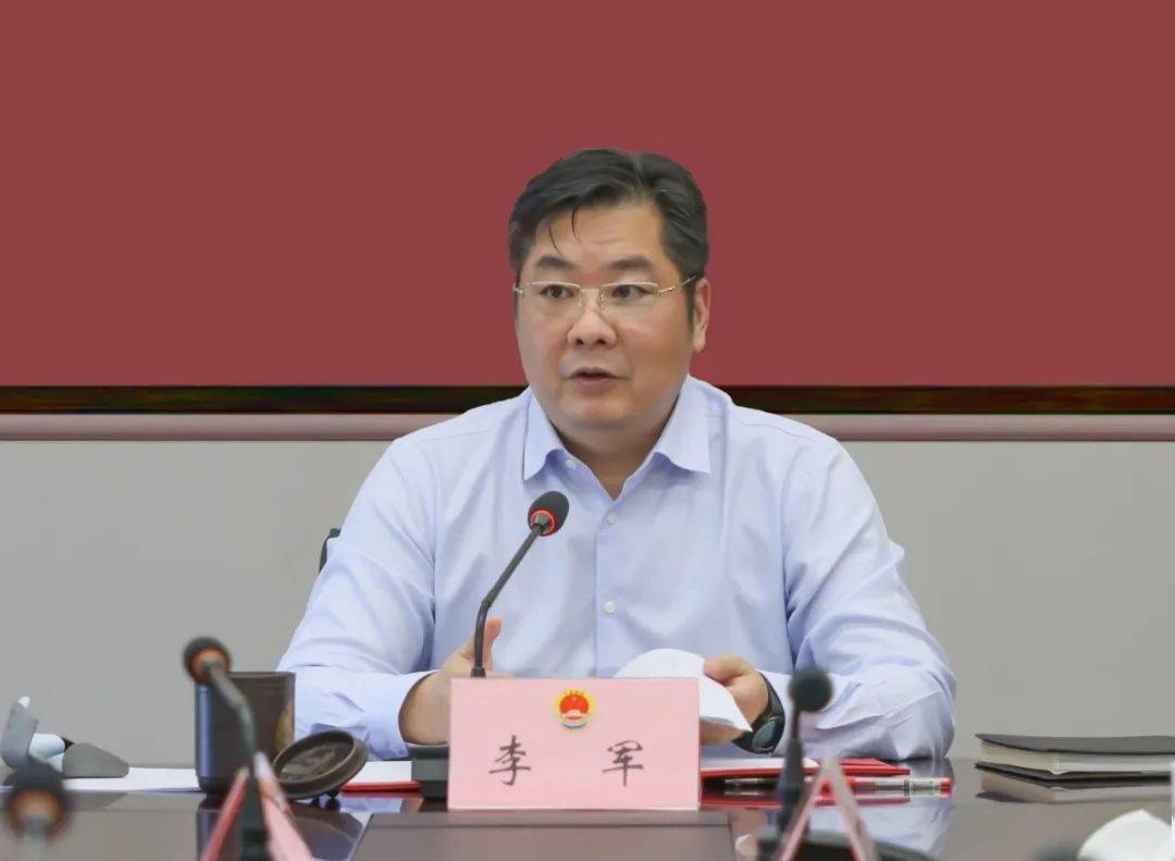 会上,李军检察长传达了市第十三次党代会精神,深入学习了许昆林书记