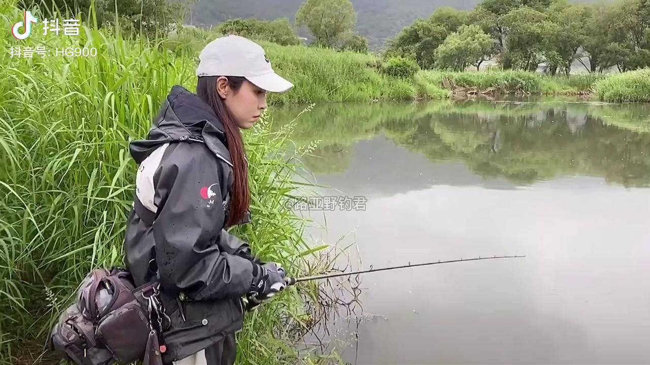 韩国路亚女钓手索米户外钓鱼钓鱼能让人心静如水心无杂念韩国路亚女钓