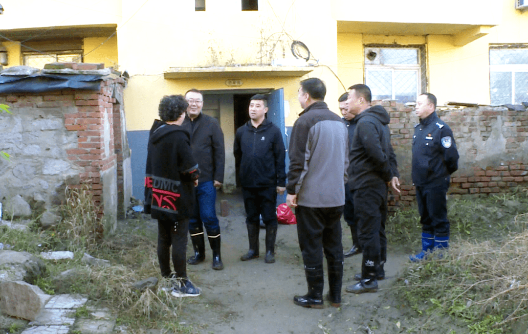 杨家佳一行实地查看灾情,现场听取镇,村负责人关于全