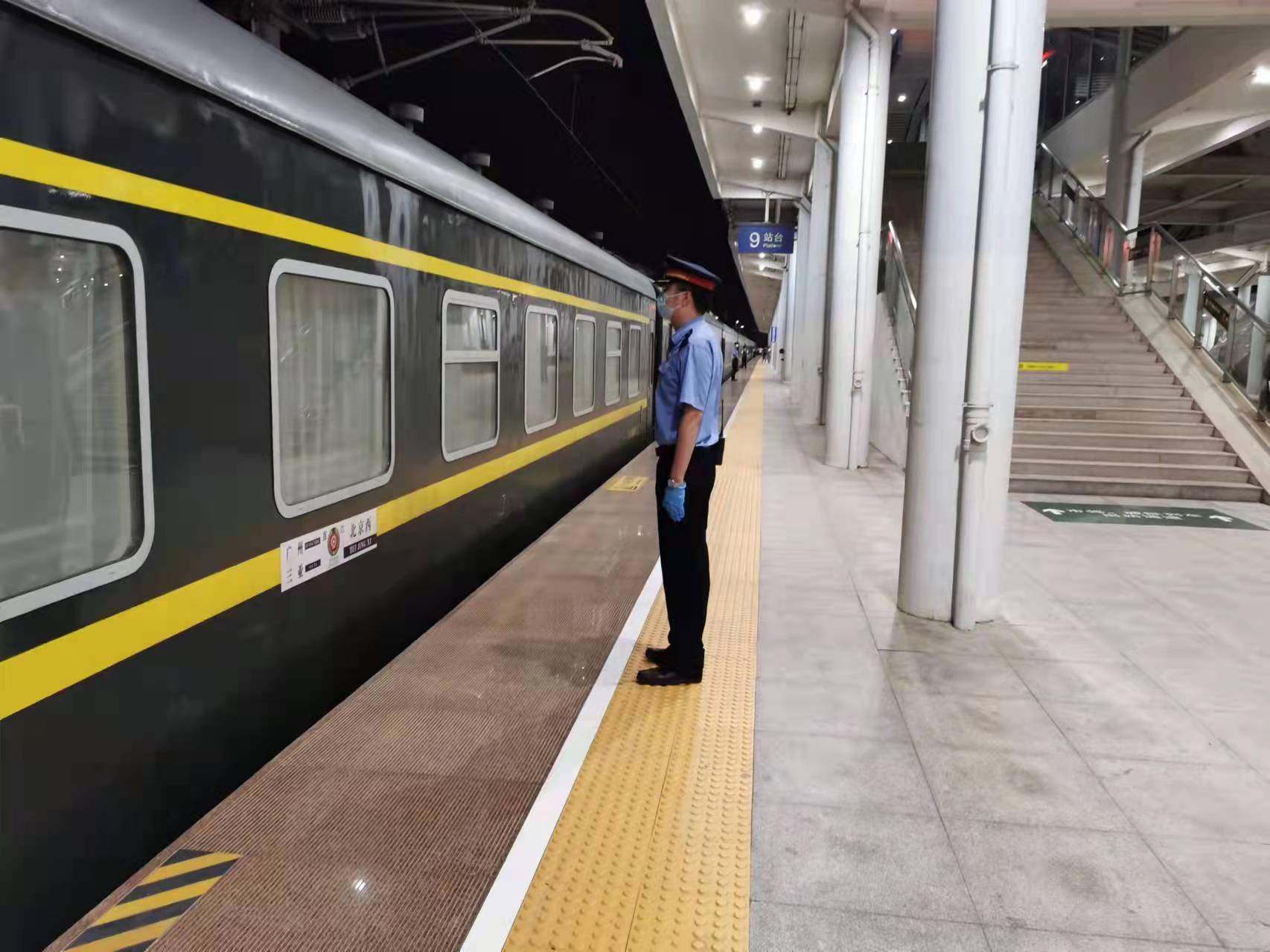 海口至长春z386次;进岛的旅客列车有北京西至三亚z201次,哈尔滨西至