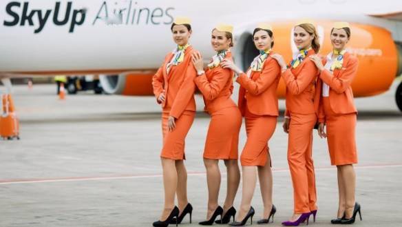 运动服 换下高跟鞋 乌克兰一航空公司空姐将穿运动鞋上班