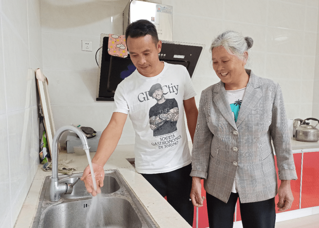 自来水哗哗入户来放心水甜甜润民心