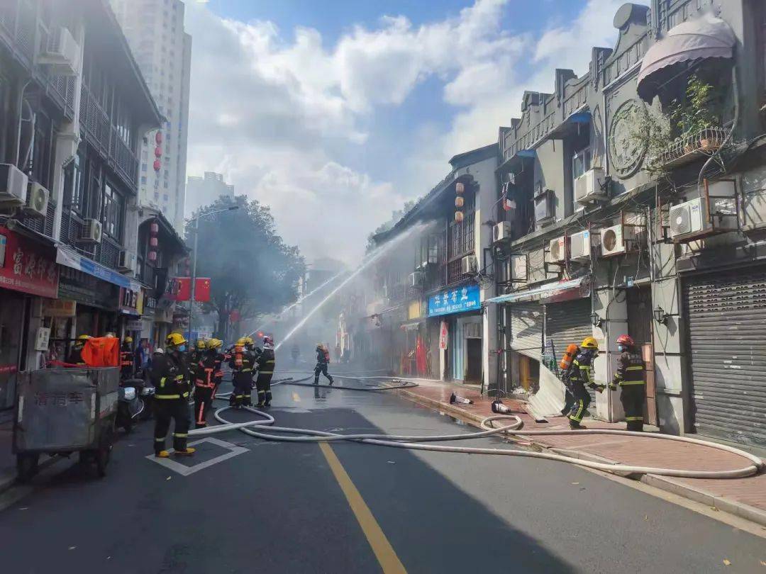 温州市区广场路突发大火