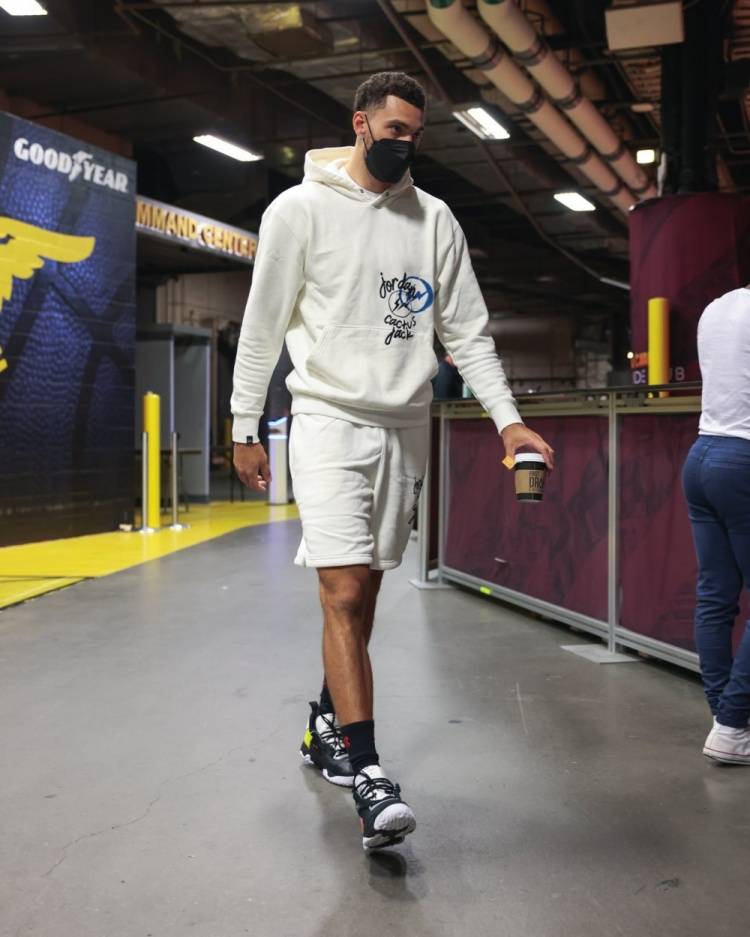 拉文 致敬Goat！拉文身穿乔丹印花卫衣入场