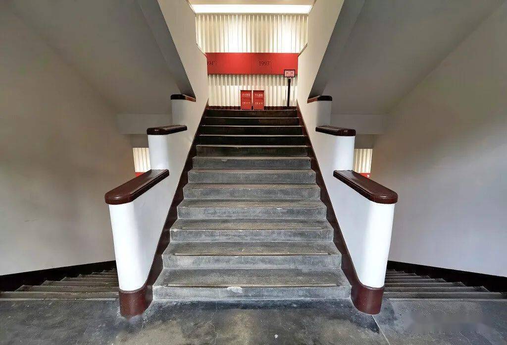 楼体的正中 有平行双分式楼梯可通往地上三层和半地下一层楼梯简洁