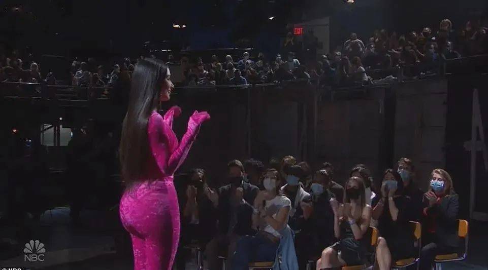 喜剧|斜杠又多一条!有3.6亿粉丝的金·卡戴珊化身一日喜剧打工人