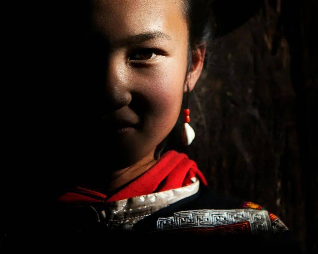 彝族漂亮女孩的照片图片