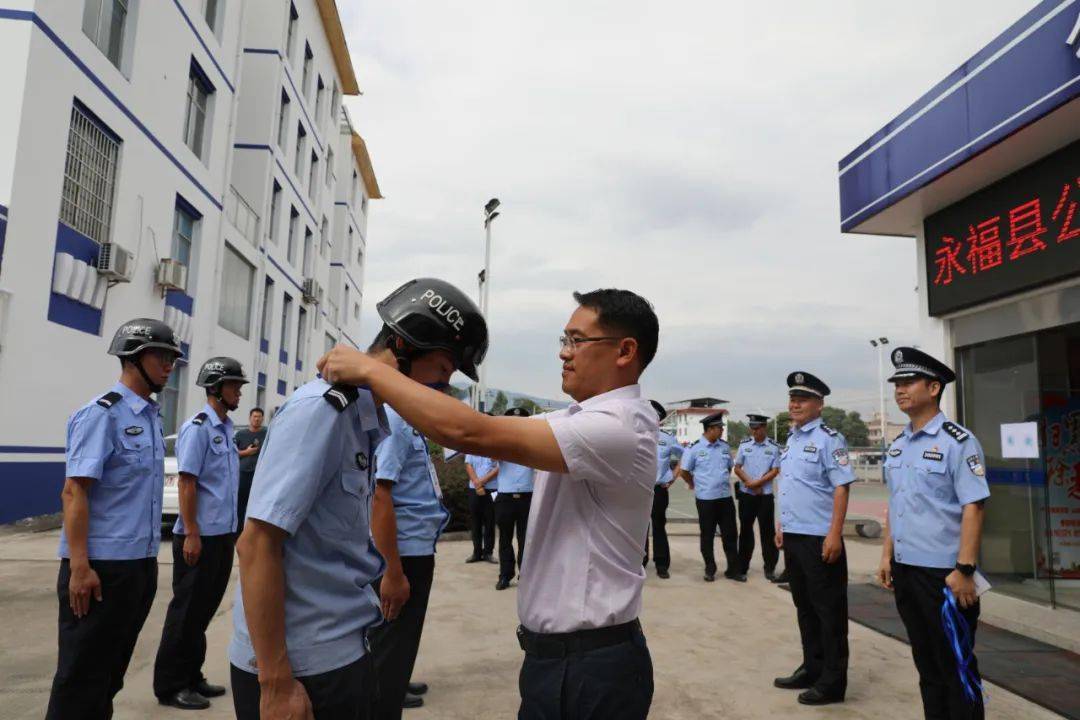 公安局举行"一村一辅警"授职仪式