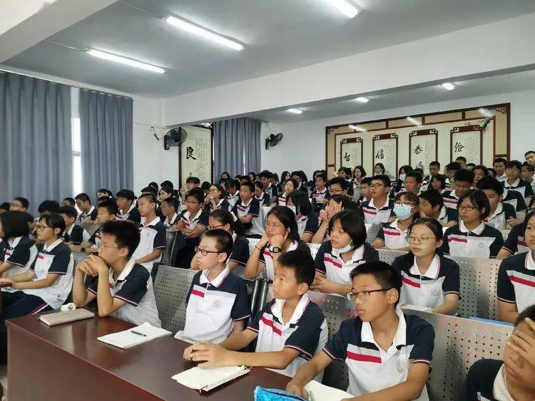防范校园欺凌知识讲座讲座上,文岭中学校长首先介绍了什么是学生欺凌