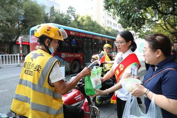 劳动者|贵定农商银行:每月为户外劳动者赠送一次爱心早餐