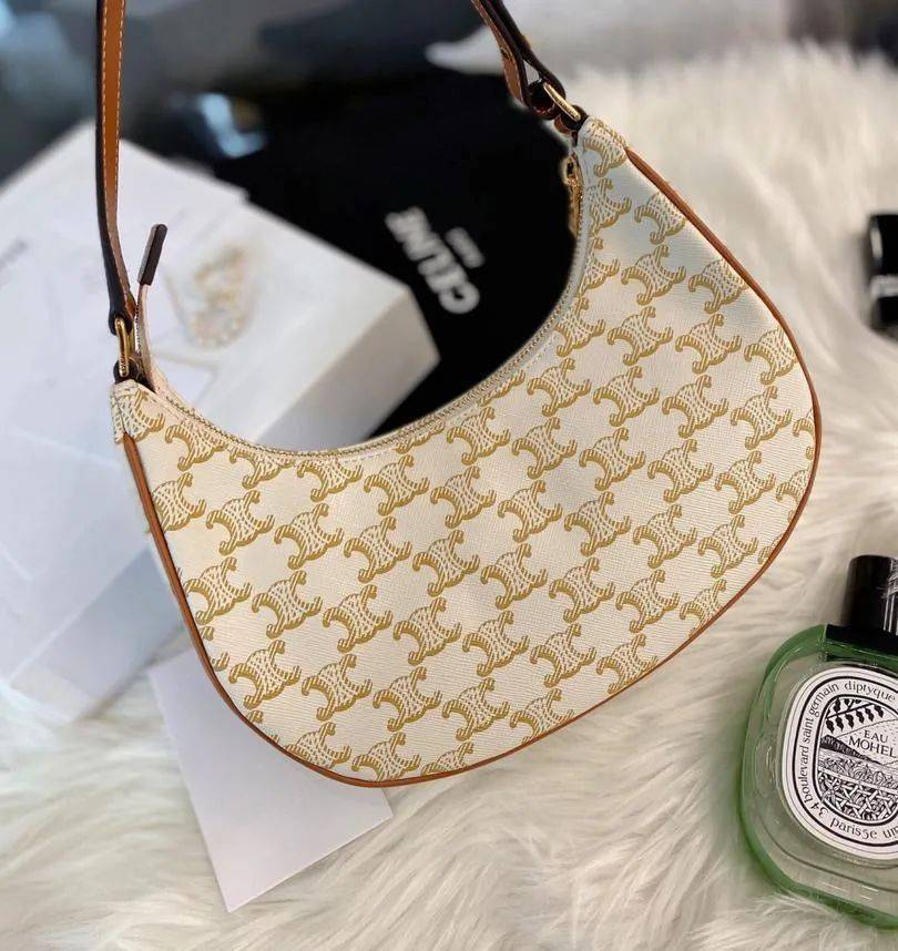 系列女星都在背的腋下包，买这 4 款准没错