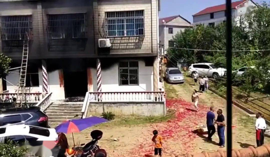 有网友爆料称,黄冈市浠水县巴河镇长征村发生一起纵火案,当地一老人