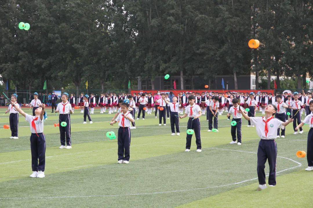 健康路小学,外国语小学等足球组合操荷球操:市三十二中开发区高中