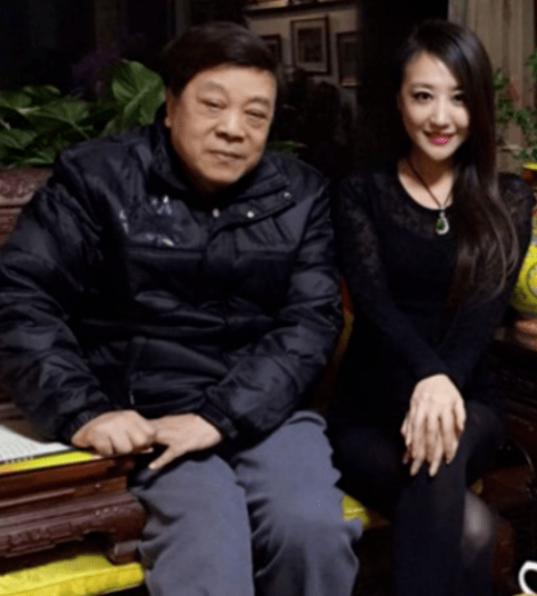 赵忠祥与美女主持左岩合影,左岩可是节目主持人,影视演员,北京臻阳