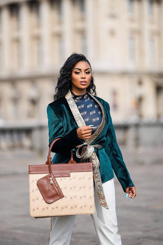 黑色 打底衫不再只是“打底”衫 多样穿法秒变时髦精